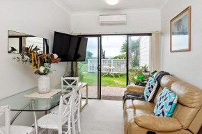 Homely Beachfront Apartment with Direct Beach Access - The Coachhouse